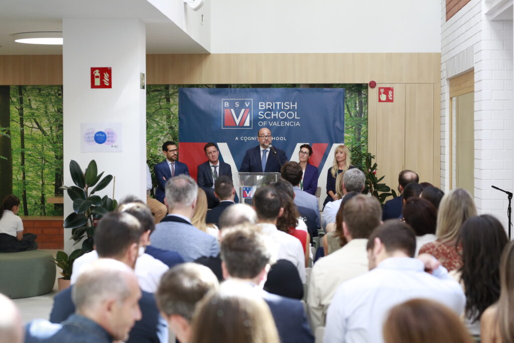 Ignacio Martínez, director general de Ordenación Educativa y Política Lingüística de la Generalitat Valenciana, junto a los representantes British School de Valencia y Cognita.