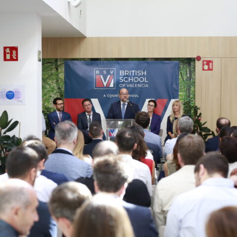 Ignacio Martínez, director general de Ordenación Educativa y Política Lingüística de la Generalitat Valenciana, junto a los representantes British School de Valencia y Cognita.